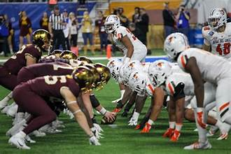 "Minnesota defense lining up to counter Oregon’s high-tempo play style."