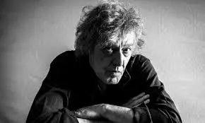 Tom Stoppard speaking to an audience about modern theatre and radical artistic ideas.