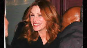 Julia Roberts smiling on stage during Golden Globes ceremony